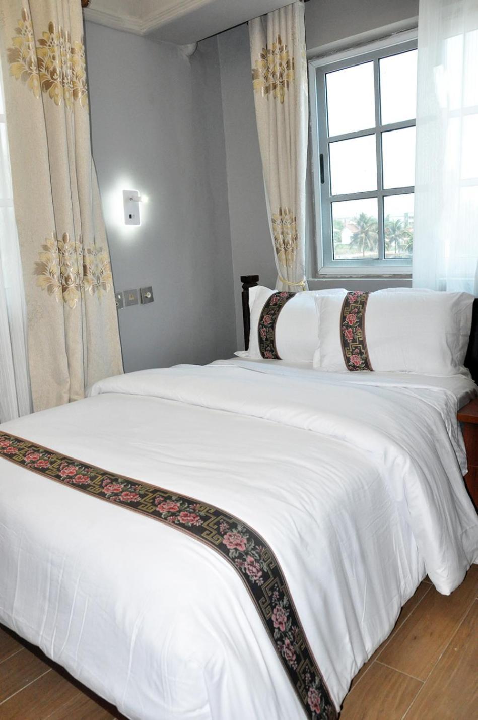 Ocean6 Hotel Kokrobite Buitenkant foto